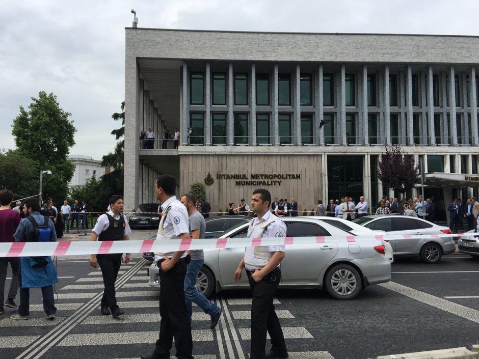 Užminuoto automobilio sprogimas Turkijoje nusinešė 11 policininkų gyvybes