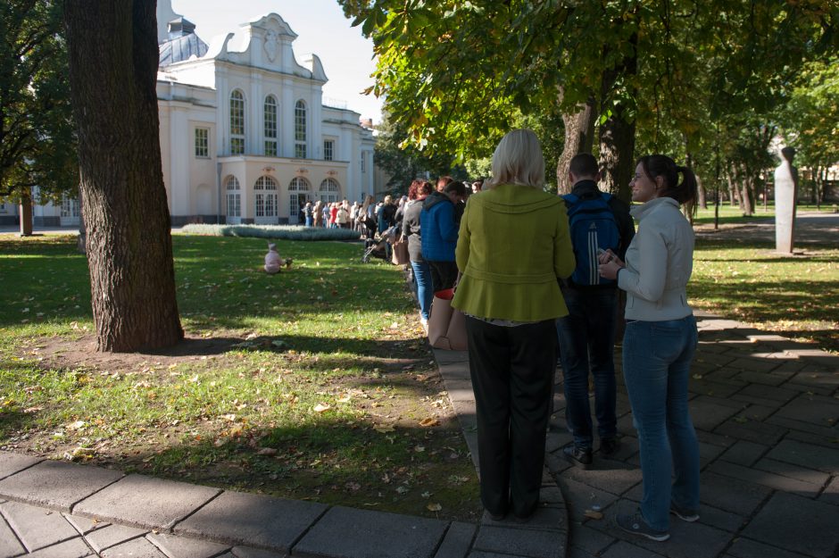 Prie Kauno valstybinio muzikinio teatro nusidriekė eilės