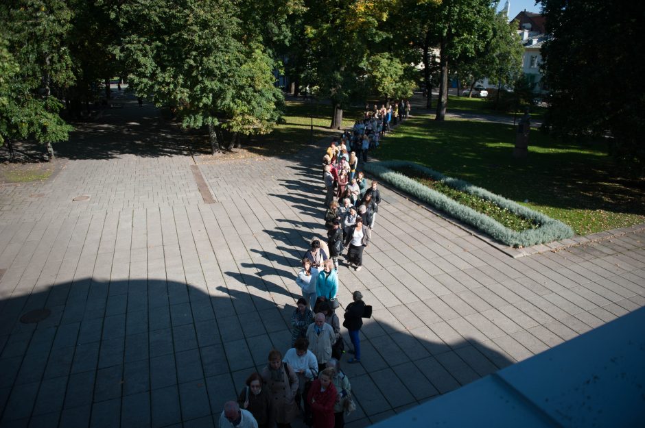 Prie Kauno valstybinio muzikinio teatro nusidriekė eilės