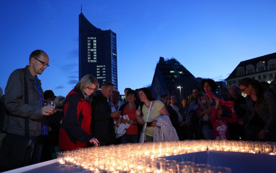 Leipcige žvakių jūra nušvietė Berlyno sieną sudrebinusio protesto reinscenizaciją