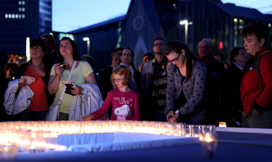 Leipcige žvakių jūra nušvietė Berlyno sieną sudrebinusio protesto reinscenizaciją