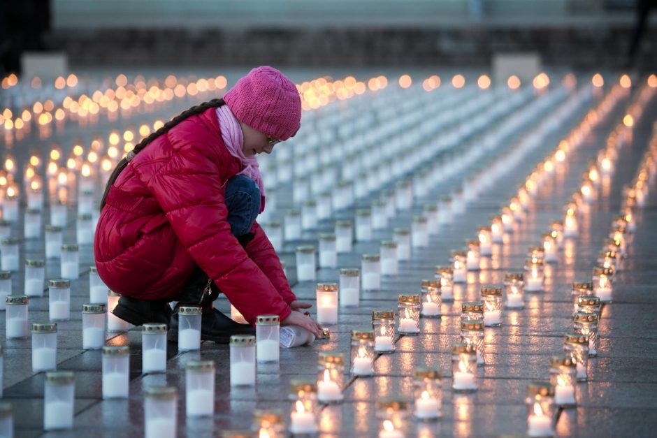 Vilniuje Katedros aikštėje uždegta daugiau nei 16 tūkst. žvakučių