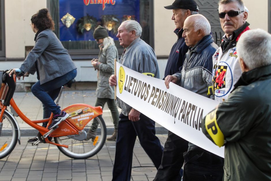 Pikti pensininkai reikalavo grąžinti pavogtas pensijas