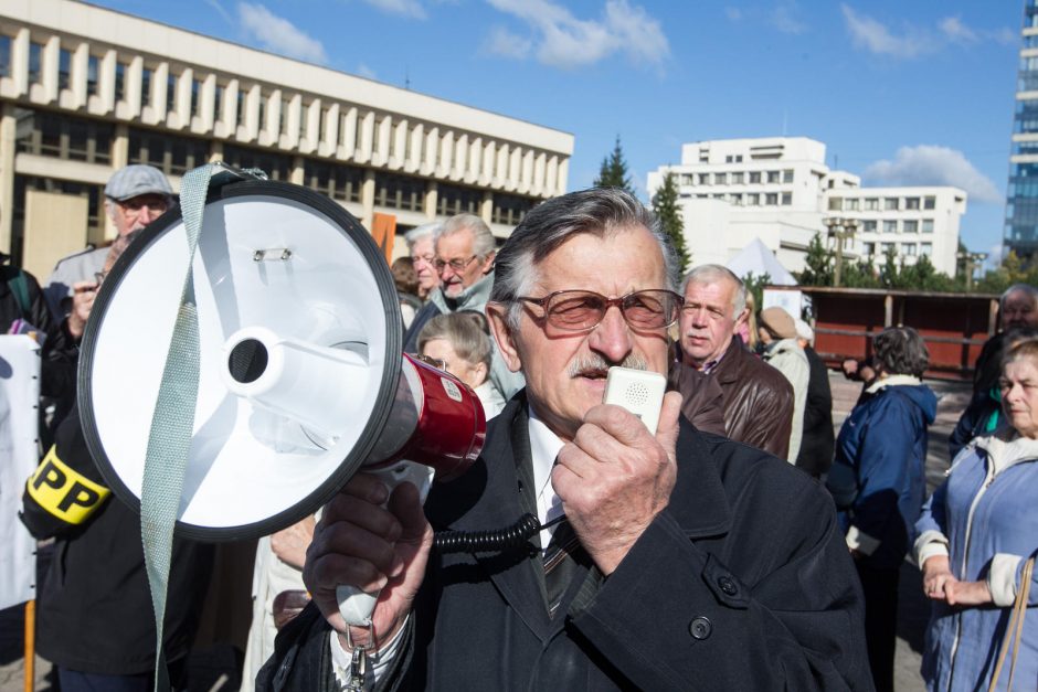 Pikti pensininkai reikalavo grąžinti pavogtas pensijas