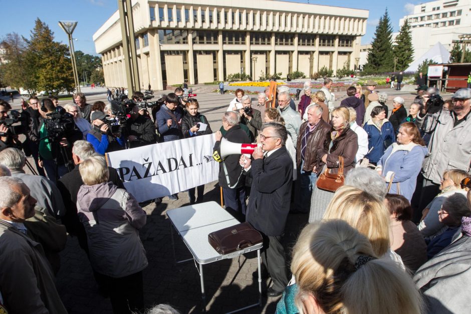 Pikti pensininkai reikalavo grąžinti pavogtas pensijas