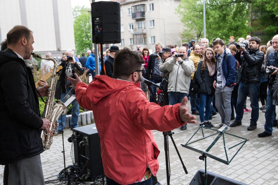 Vilniuje atidengta skulptūra legendiniam „bitlui“ J. Lennonui