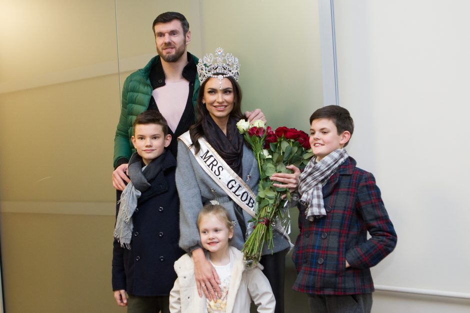 Į Lietuvą parvyko „Misis Pasaulis 2018“ triumfavusi T. Lavrinovič