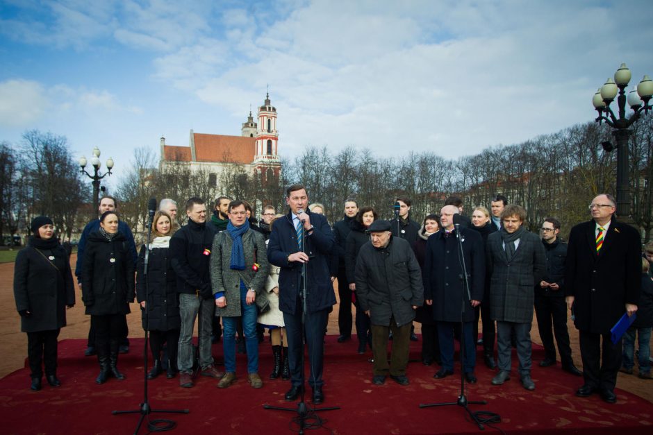 Lukiškių aikštėje Vilniuje iškelta didžiulė istorinė vėliava