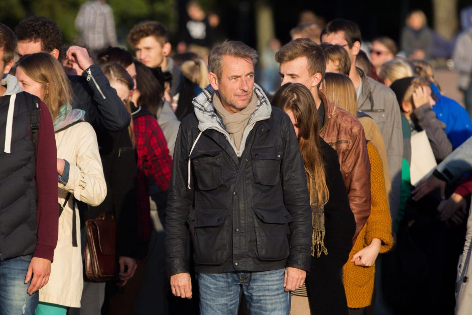 Šimtai žmonių atsigulė ant Katedros aikštės grindinio