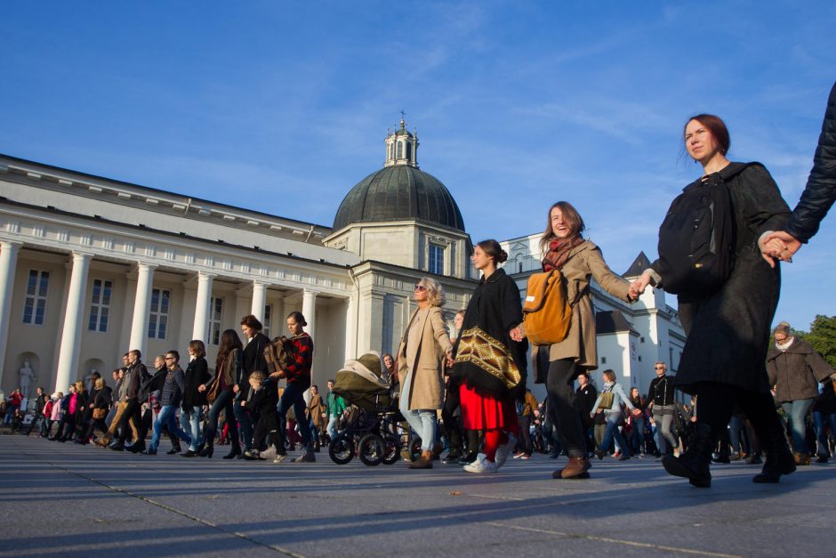 Šimtai žmonių atsigulė ant Katedros aikštės grindinio