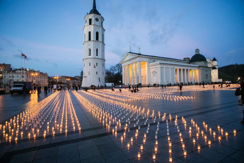 Vilniuje Katedros aikštėje uždegta daugiau nei 16 tūkst. žvakučių