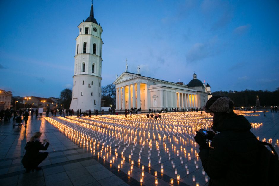 Vilniuje Katedros aikštėje uždegta daugiau nei 16 tūkst. žvakučių