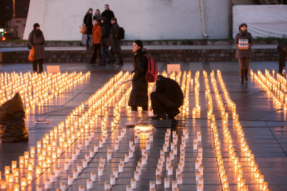 Vilniuje Katedros aikštėje uždegta daugiau nei 16 tūkst. žvakučių