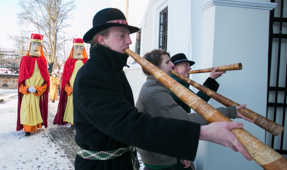 Trys Karaliai liaudies meistrus apdovanojo „Aukso vainikais“