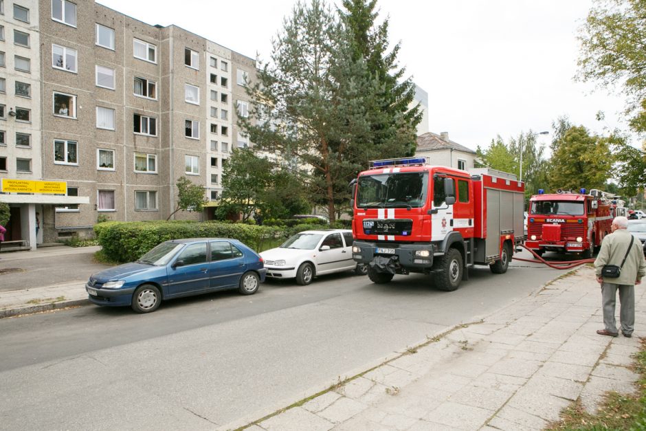 Gaisras Kalniečiuose: iš liepsnojančio buto išgelbėtas šeimininkas