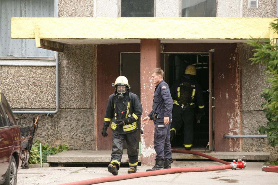 Gaisras Kalniečiuose: iš liepsnojančio buto išgelbėtas šeimininkas