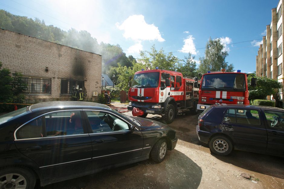 Jonavos gatvėje liepsnojo garažas, sudegė automobilis