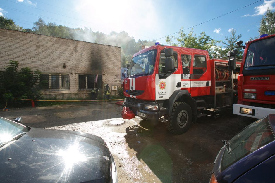 Jonavos gatvėje liepsnojo garažas, sudegė automobilis