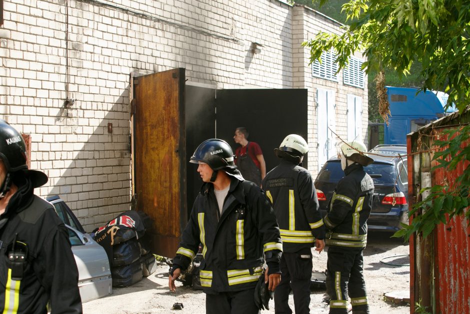 Jonavos gatvėje liepsnojo garažas, sudegė automobilis