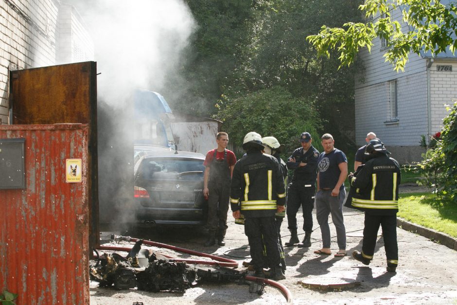 Jonavos gatvėje liepsnojo garažas, sudegė automobilis