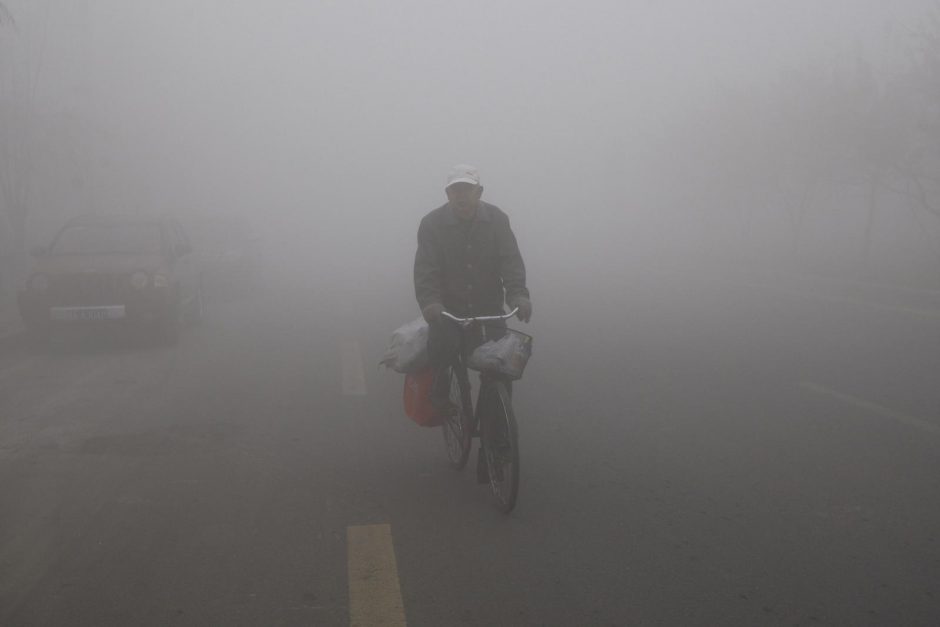 Kinijos Harbino miestą tebegaubia pavojingas smogas