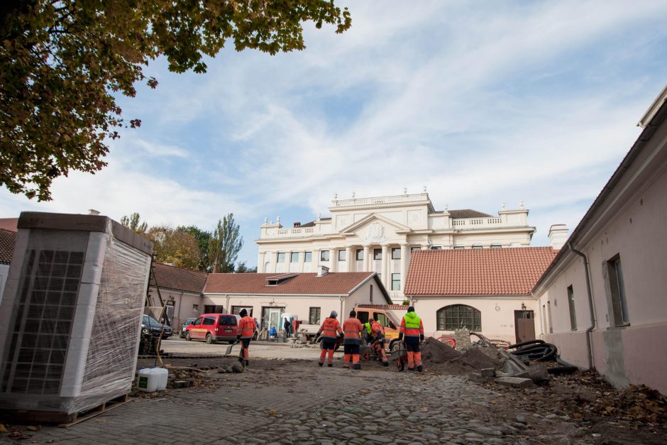 Vietoj muziejaus – girtos linksmybės po kunigų langais