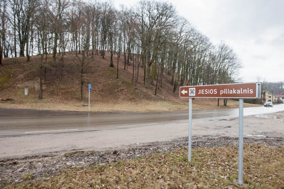 Kauno piliakalniai graudžiai skaičiuoja metus