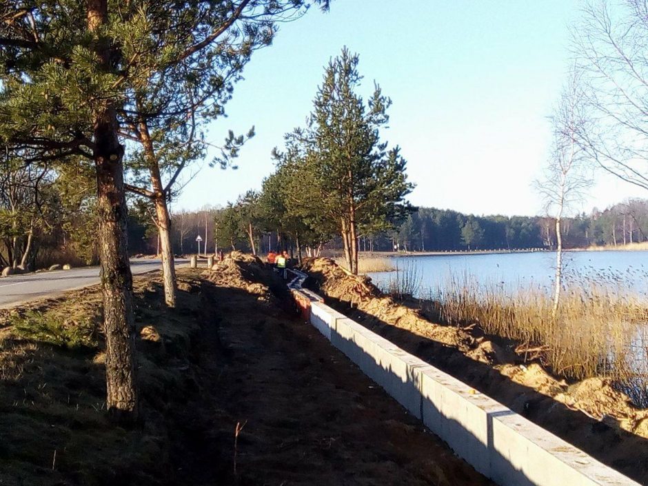 Dviračių takas drieksis kone vandeniu