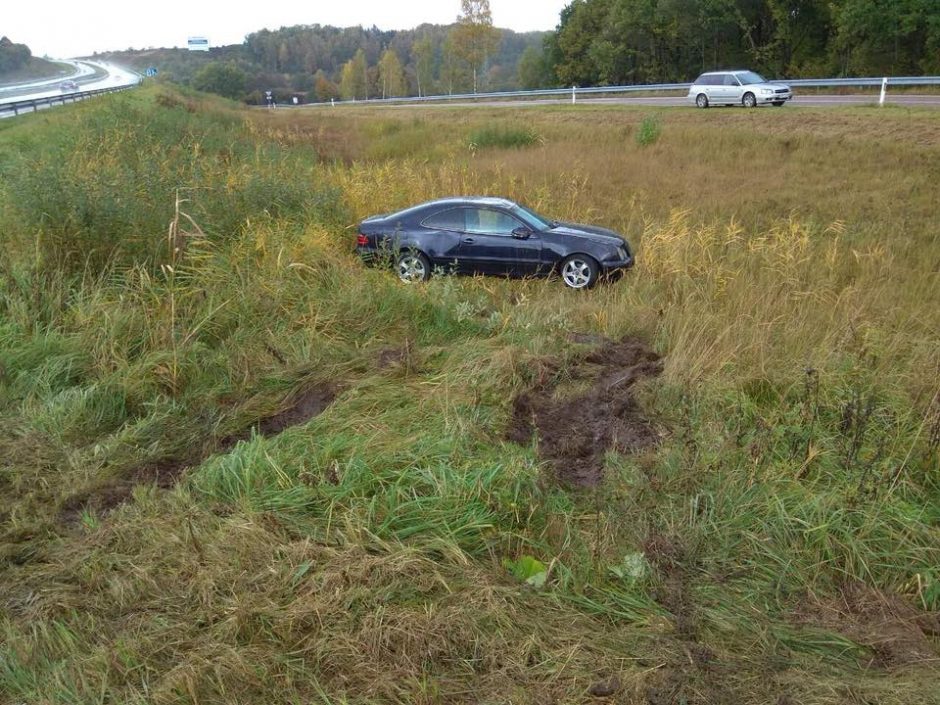 Šlapiuose keliuose pasipylė avarijos