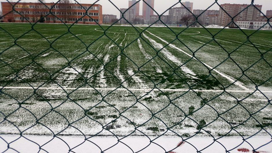 Aikštės dangą išlygins pavasarį