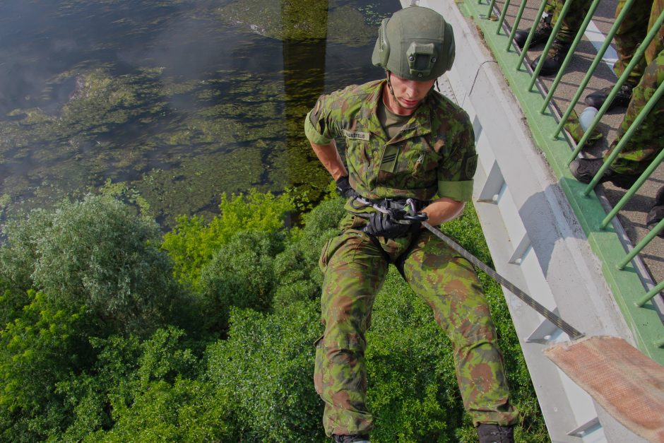 J. Vitkaus inžinerijos bataliono kariams aukščio baimė – svetima