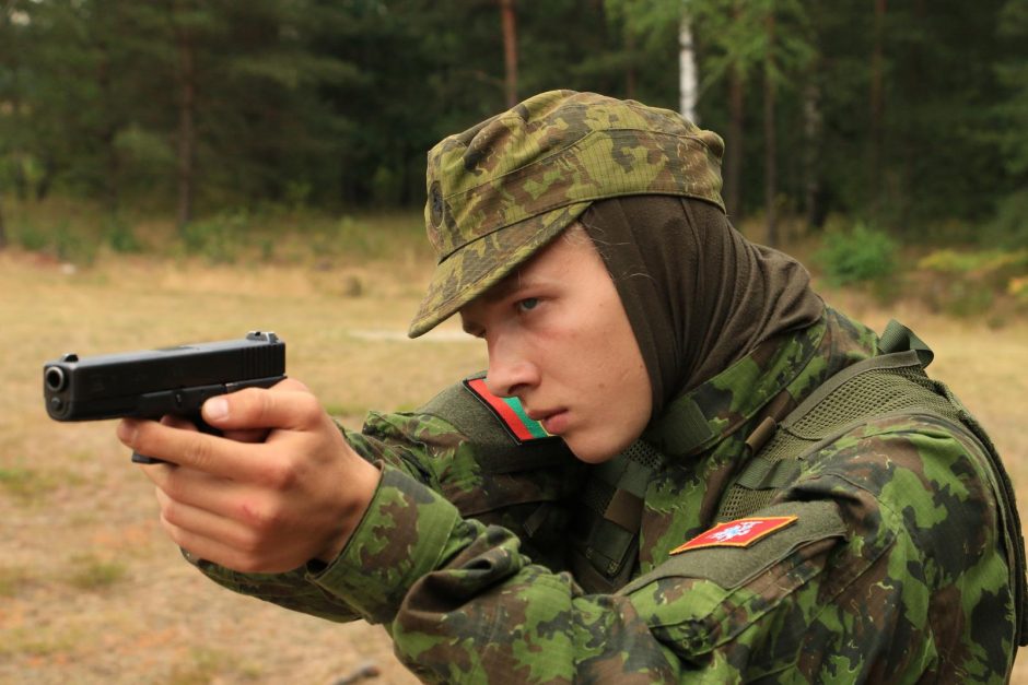 Peiliu ginkluotas atlikėjas Deivis puolė aktorių G. Savicką