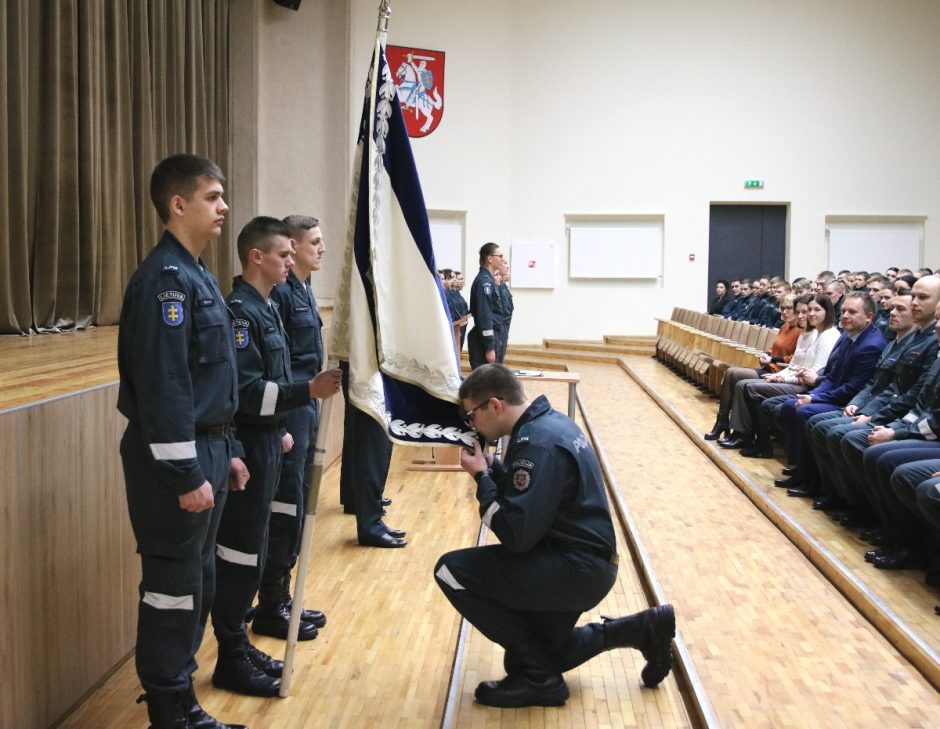 Iškilmingai prisiekė Lietuvos policijos mokyklos kursantai