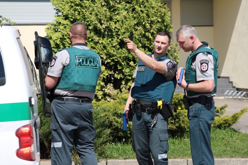 Mokykloje šaudo, policija šturmuoja pastatą – gerai, kad tik pratybos