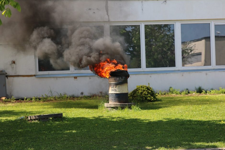 Mokykloje šaudo, policija šturmuoja pastatą – gerai, kad tik pratybos