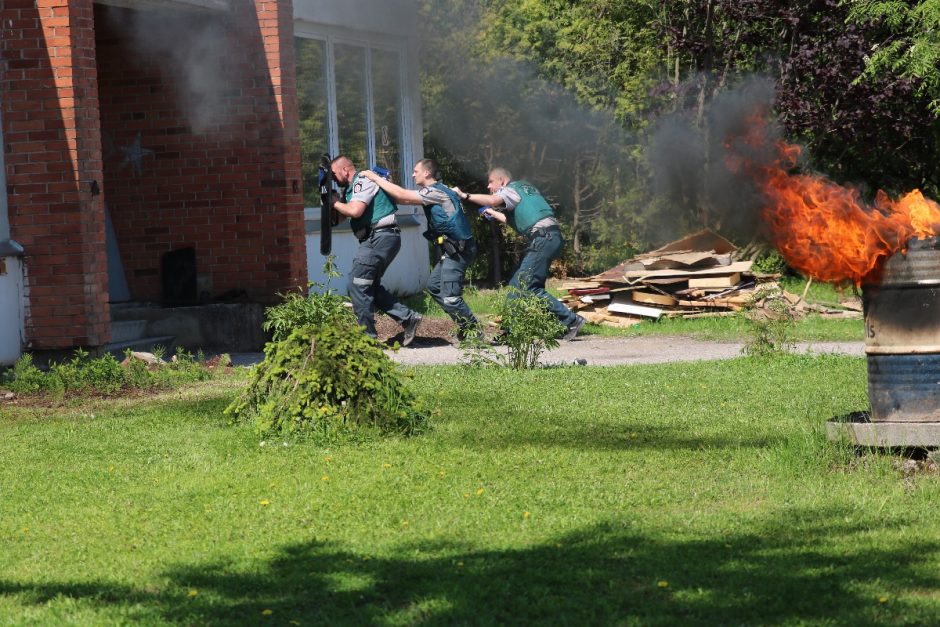 Mokykloje šaudo, policija šturmuoja pastatą – gerai, kad tik pratybos