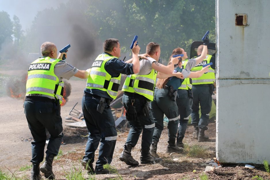 Mokykloje šaudo, policija šturmuoja pastatą – gerai, kad tik pratybos