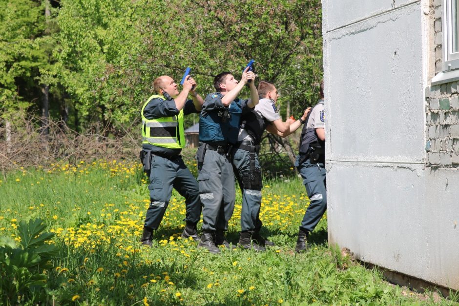 Mokykloje šaudo, policija šturmuoja pastatą – gerai, kad tik pratybos