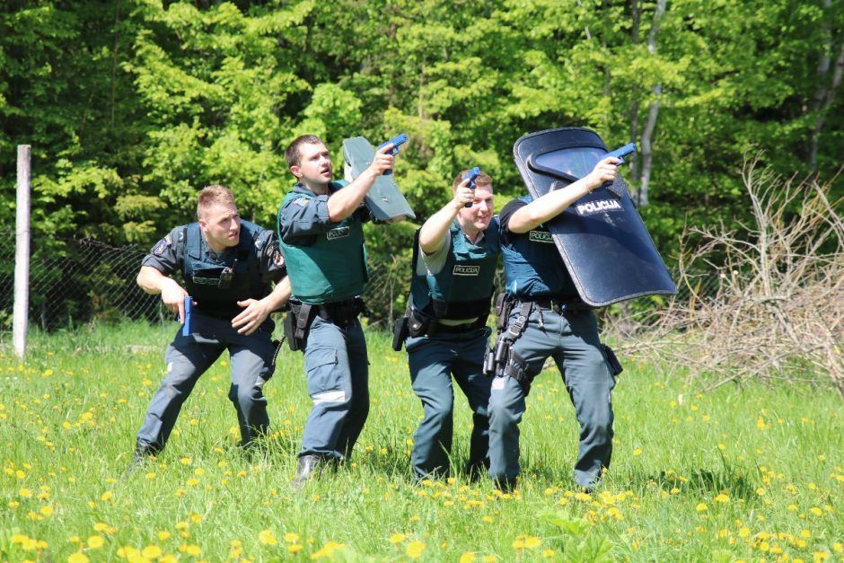 Mokykloje šaudo, policija šturmuoja pastatą – gerai, kad tik pratybos