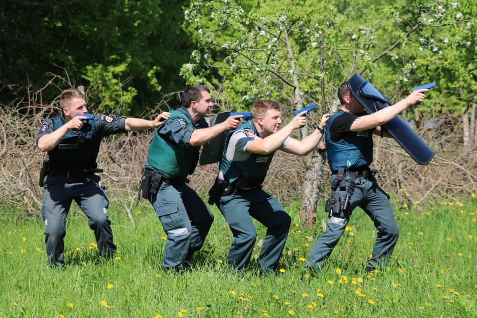 Mokykloje šaudo, policija šturmuoja pastatą – gerai, kad tik pratybos