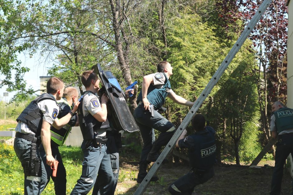 Mokykloje šaudo, policija šturmuoja pastatą – gerai, kad tik pratybos