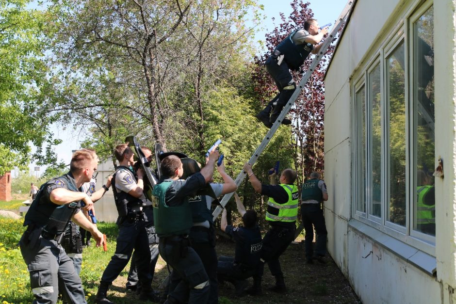 Mokykloje šaudo, policija šturmuoja pastatą – gerai, kad tik pratybos