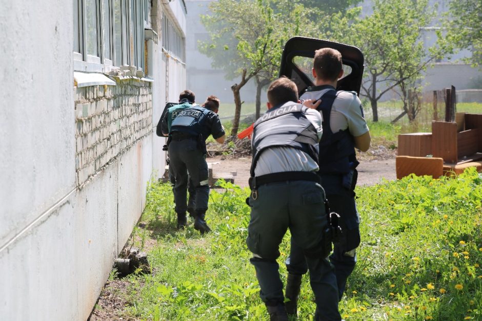 Mokykloje šaudo, policija šturmuoja pastatą – gerai, kad tik pratybos