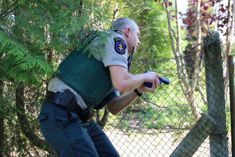 Mokykloje šaudo, policija šturmuoja pastatą – gerai, kad tik pratybos