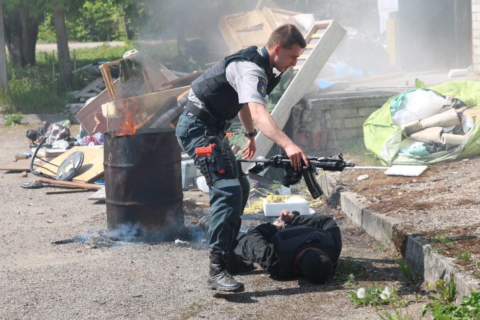 Mokykloje šaudo, policija šturmuoja pastatą – gerai, kad tik pratybos