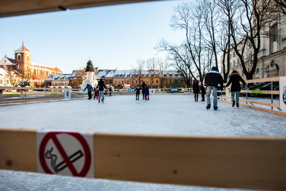 Kauniečiai mėgaujasi čiuožykla po atviru dangumi