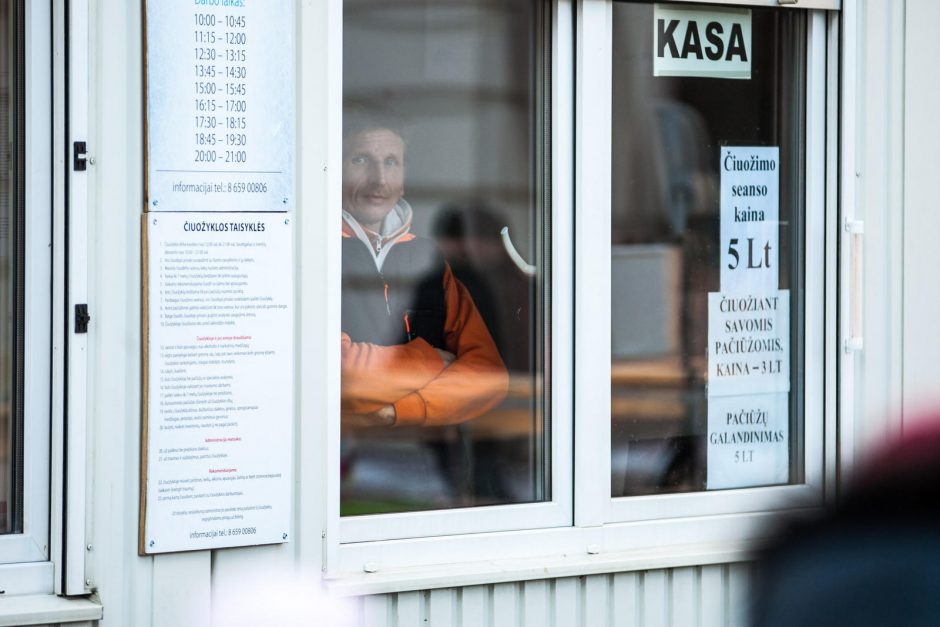 Kauniečiai mėgaujasi čiuožykla po atviru dangumi