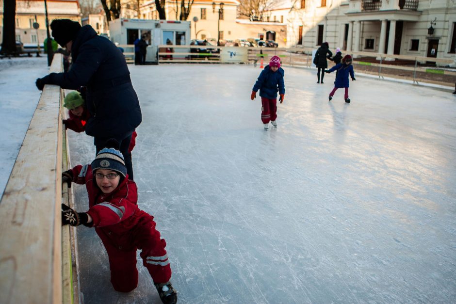 Kauniečiai mėgaujasi čiuožykla po atviru dangumi