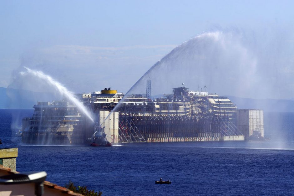 Sudužęs kruizinis laivas „Costa Concordia“ pradėjo savo paskutinę kelionę