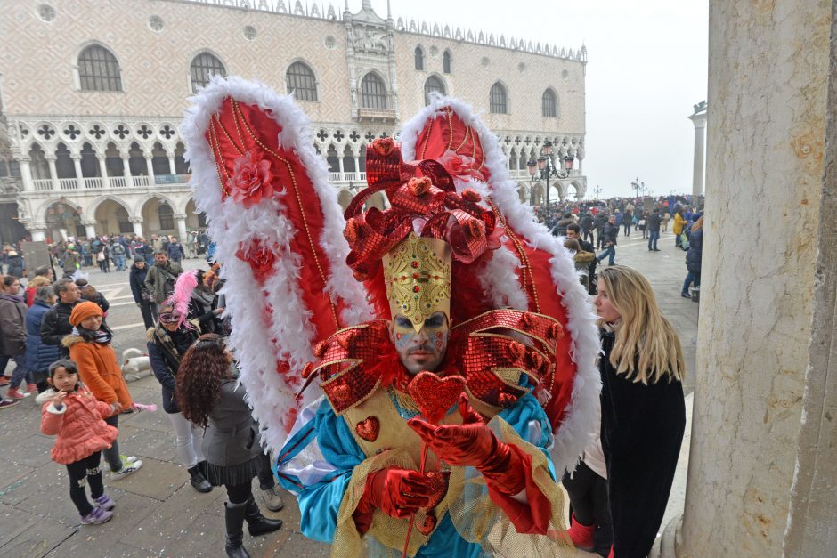 Venecijos karnavalas prasidėjo „angelo skrydžiu“